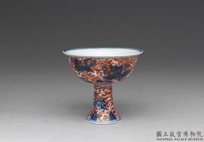 图片[2]-Stem cup with sea creatures and billows in underglaze blue and overglaze red, Ming dynasty, Xuande reign, 1426-1435-China Archive